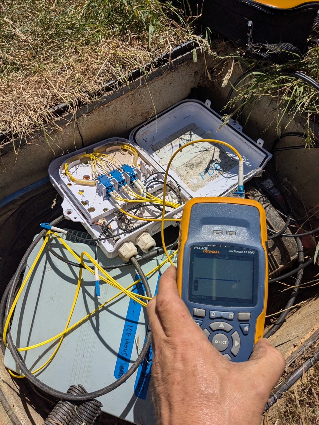 Fluke LinkRunner AT2000 testing a fibre link in an underground chamber